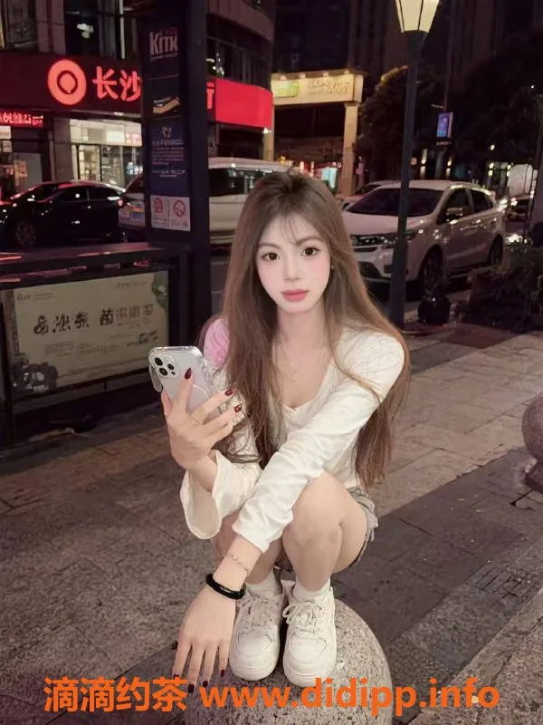 深圳楼凤-龙华晓彤，嫩妹气质，888起服务等你体验