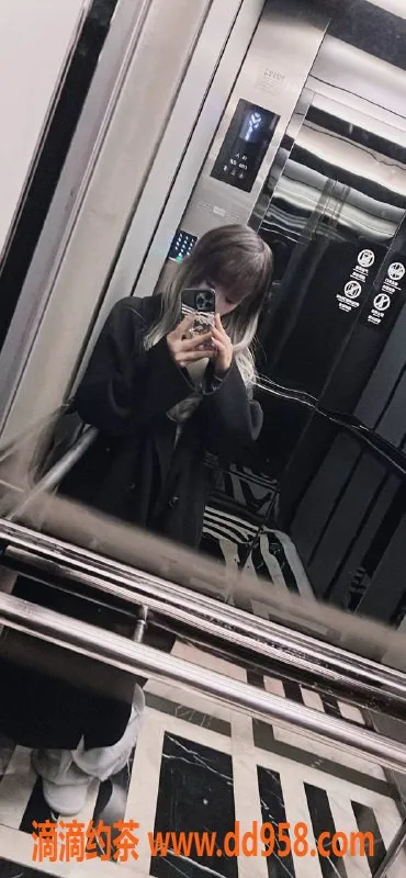 深圳楼凤-宝安嫩姐梦汐，700P起，舌吻制服服务等你来体验