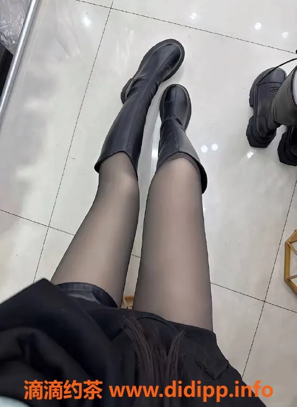 重庆楼凤-19岁嫩妹悦悦，163高挑B罩杯，观音桥专业服务