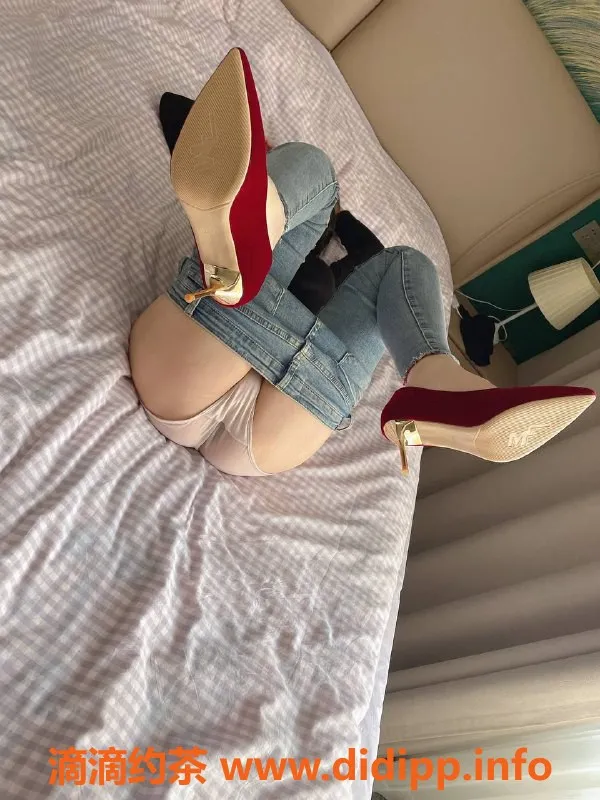 北京楼凤-丰台小狐狸，5张p尽享舌吻快感