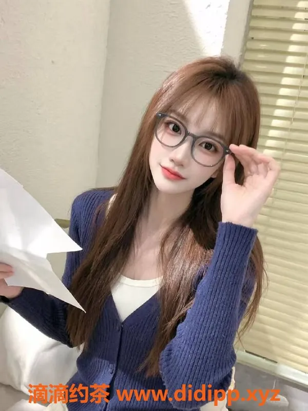 深圳楼凤-深圳罗湖小鱼，1000元约课，嫩妹口爆制服服务