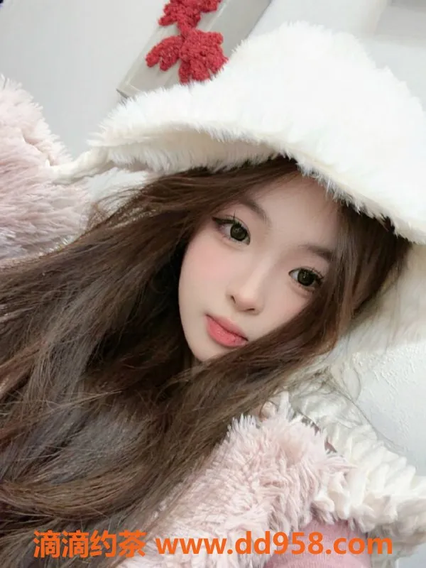 深圳楼凤-龙华小怡宝，900元尽享舌吻与鸳鸯浴