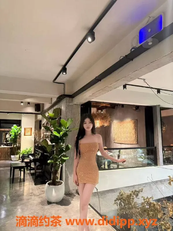 深圳楼凤-福田千纯，嫩妹长腿，1000P激情服务