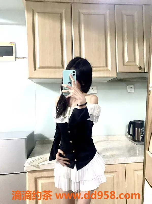 广州楼凤-番禺嫩妹初初：600p舌吻服务等你体验