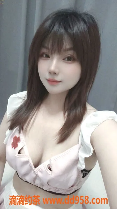 广州楼凤-黄埔嫩妹依依，水费500p，等你来体验！