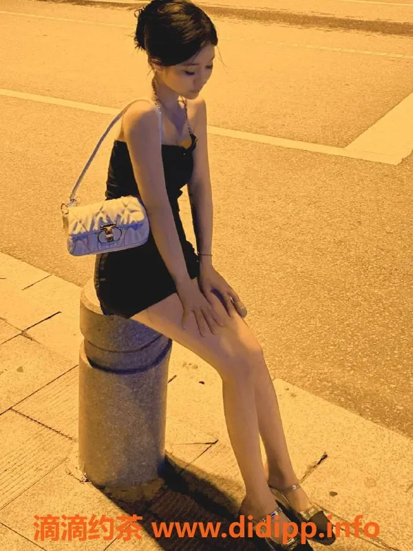 杭州楼凤-余杭佳佳20岁，身高162，90斤，真🐻b服务超给力！