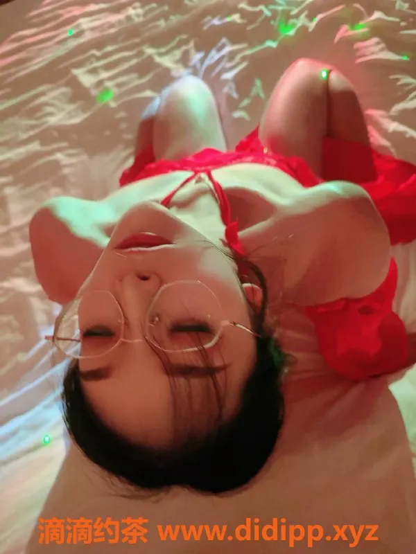 上海楼凤-浦东小萌，168cm身材比例，800元开启精彩服务