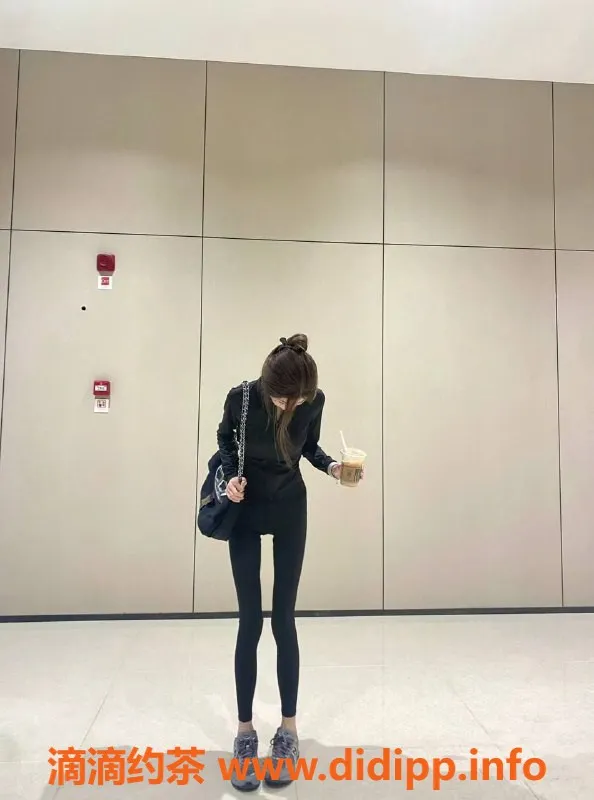 北京楼凤-朝阳世贸天阶里里，21岁36C嫩妹，1500p