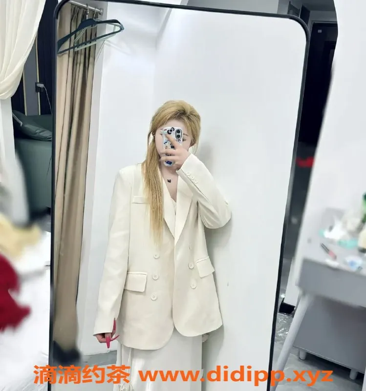 无锡上门服务-昵称：依依
#探花已验证
位置：#滨湖区
服务：#陪浴