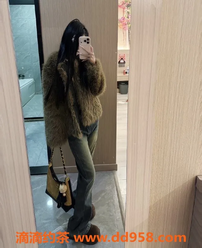 常州楼凤-武进万达18岁嫩妹，陪浴、口交服务，只要800！