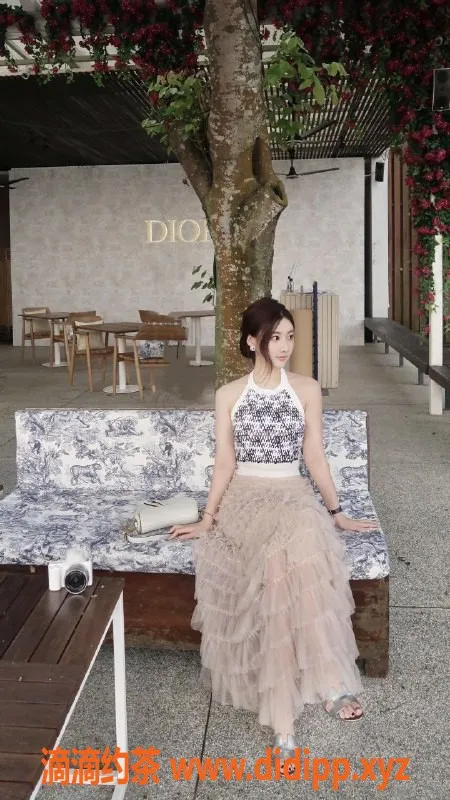 上海楼凤-湖南何语微微，167身高46体重，胸围真熊大D