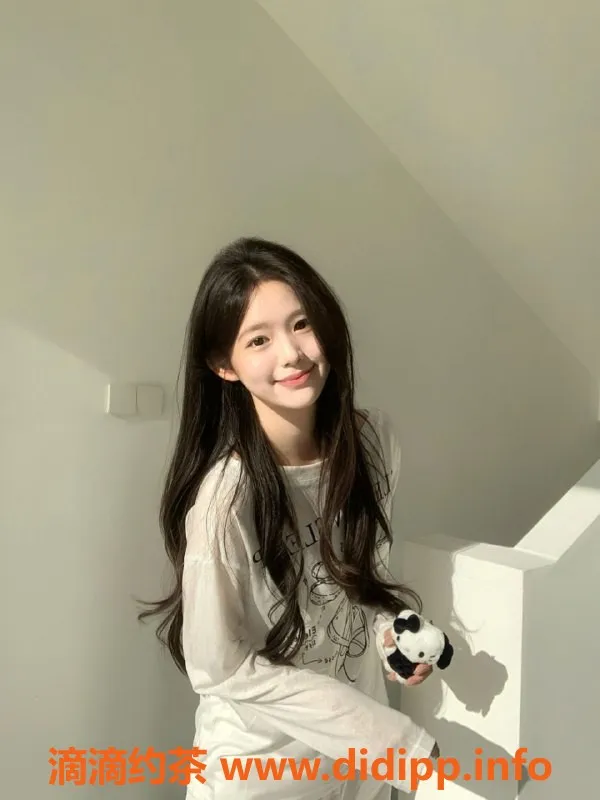 广州楼凤-天河区20岁学妹兼职，166cm乖巧可外出