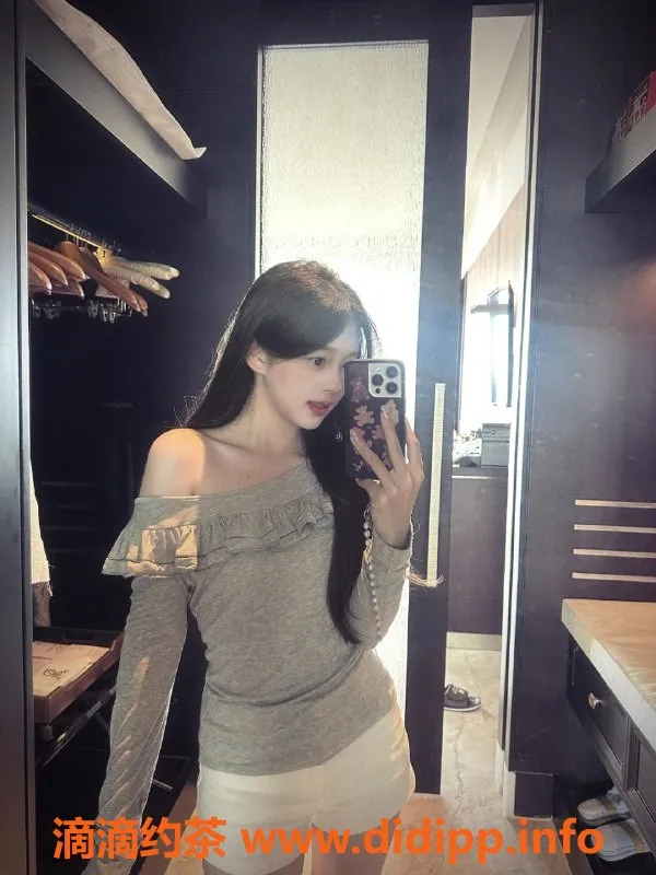 广州楼凤-天河区20岁学妹兼职，166cm乖巧可外出