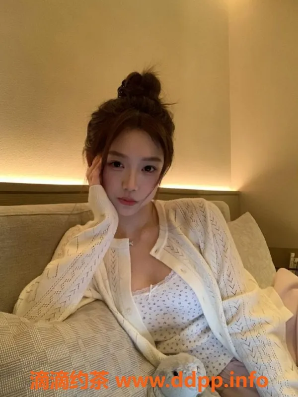 广州楼凤-白云区甜妹芯伊，21岁166cm，初次下海等你调教