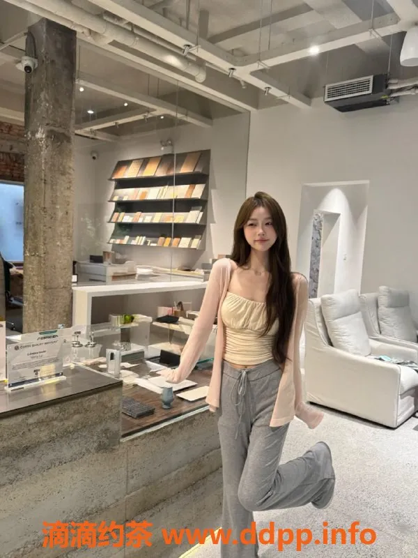 广州楼凤-白云区甜妹芯伊，21岁166cm，初次下海等你调教