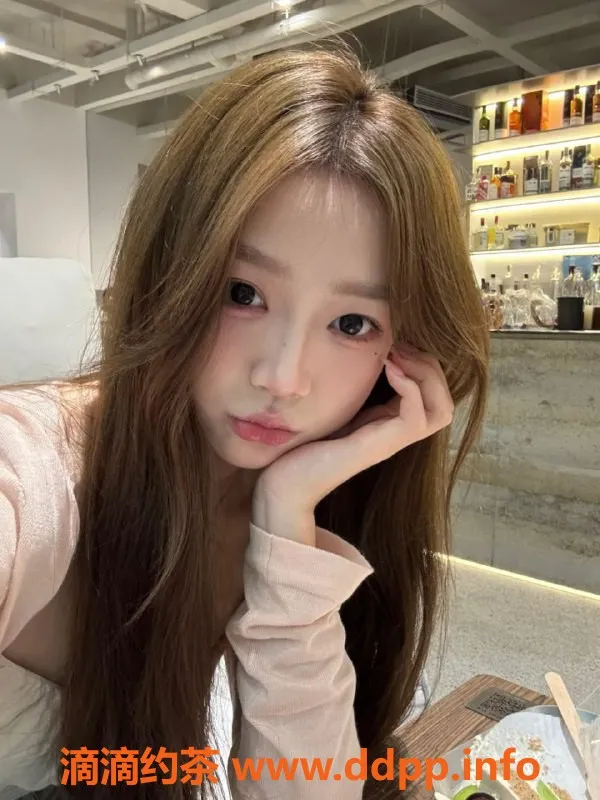 广州楼凤-白云区甜妹芯伊，21岁166cm，初次下海等你调教