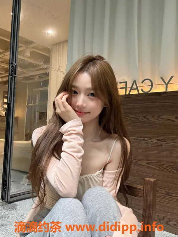 广州楼凤-白云区甜妹芯伊，21岁166cm，初次下海等你调教