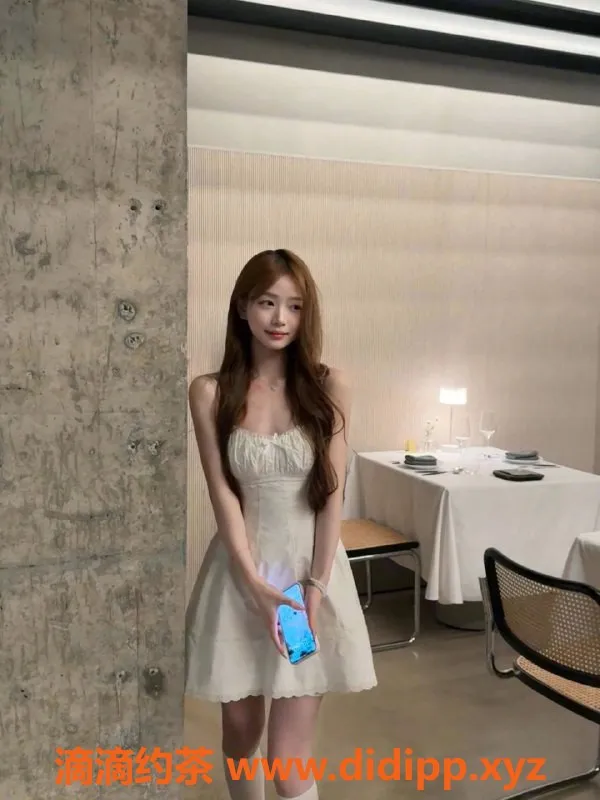 广州楼凤-白云区甜妹芯伊，21岁166cm，初次下海等你调教