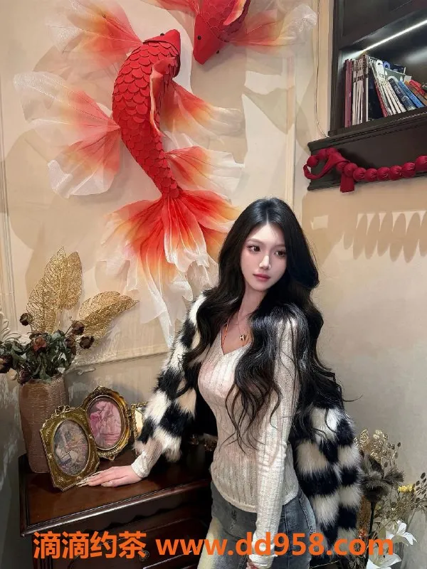 广州楼凤-天河嫩妹Cc，900元享舌吻与大长腿