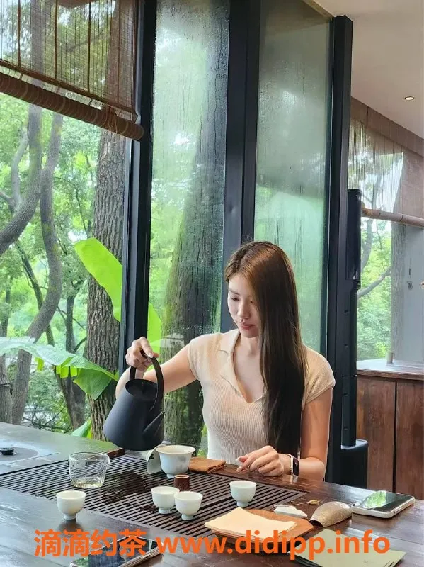 广州楼凤-天河嫩妹茜茜，水费1200起，超强舌吻服务