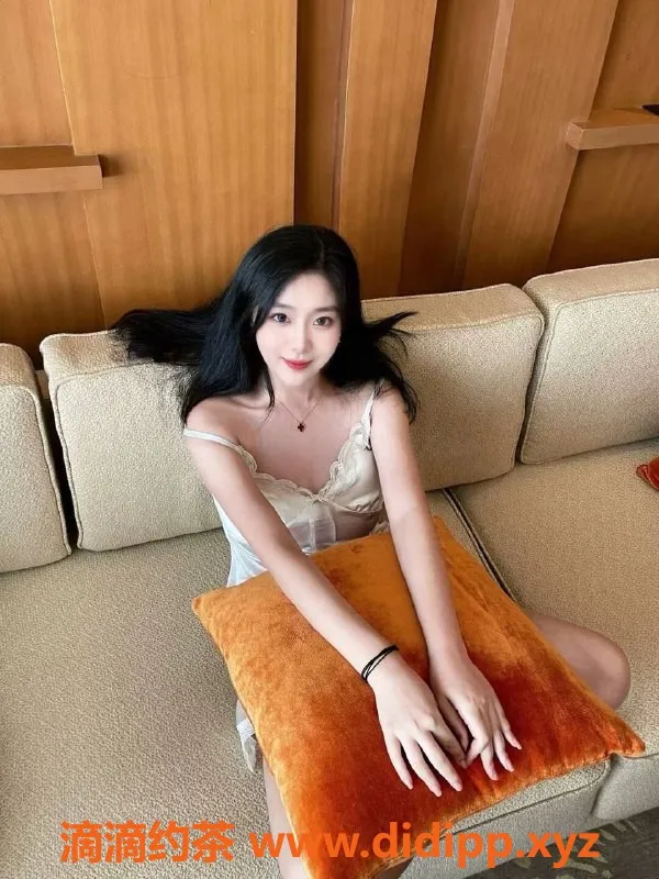 常州楼凤-常州欢欢，21岁，166cm，93斤，胸围C