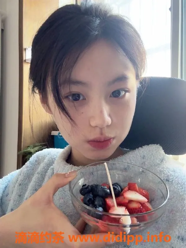 杭州楼凤-杭州19岁清纯妹子，约1500起，真实可人