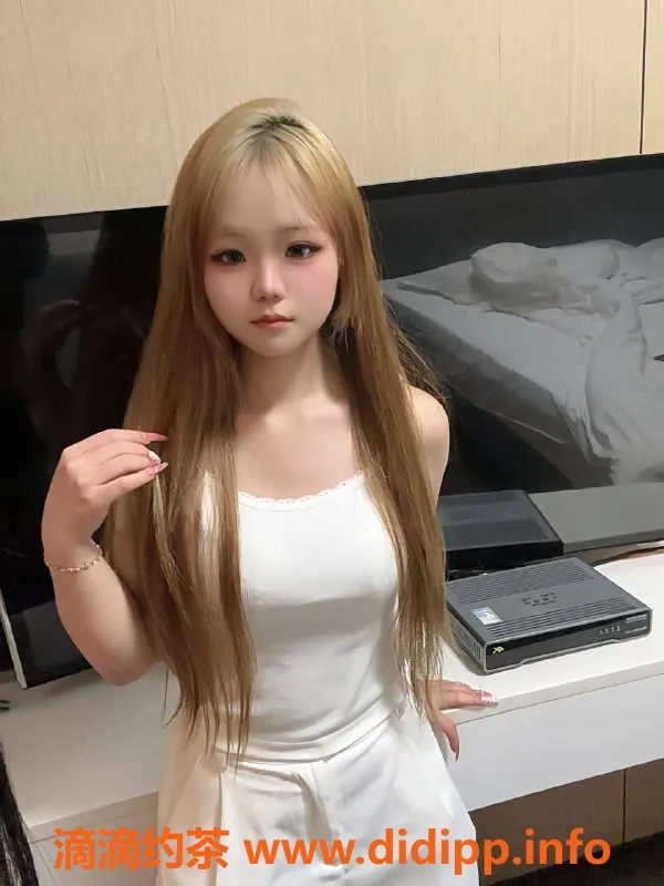 深圳楼凤-宝安小黄毛，800元体验多重服务