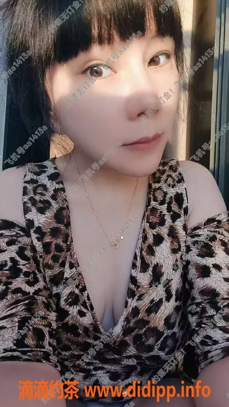 广州楼凤-禅城大骚货，400元专业鸳鸯浴服务