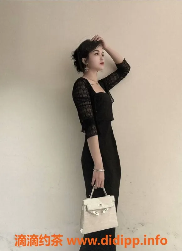 深圳楼凤-南山御姐叶叶，高165胸围B+，让你体验无与伦比的舌吻