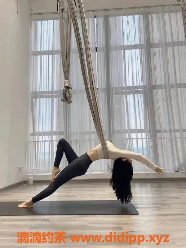 北京楼凤-阿那娅：超模特长腿，温柔口技达人