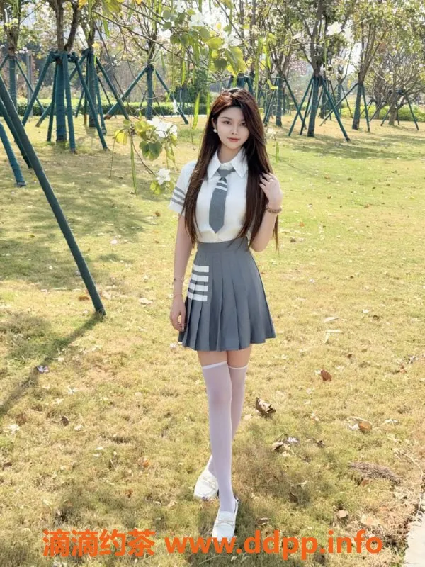 深圳楼凤-龙华嫩妹小桃兔兔，服务精彩热辣！