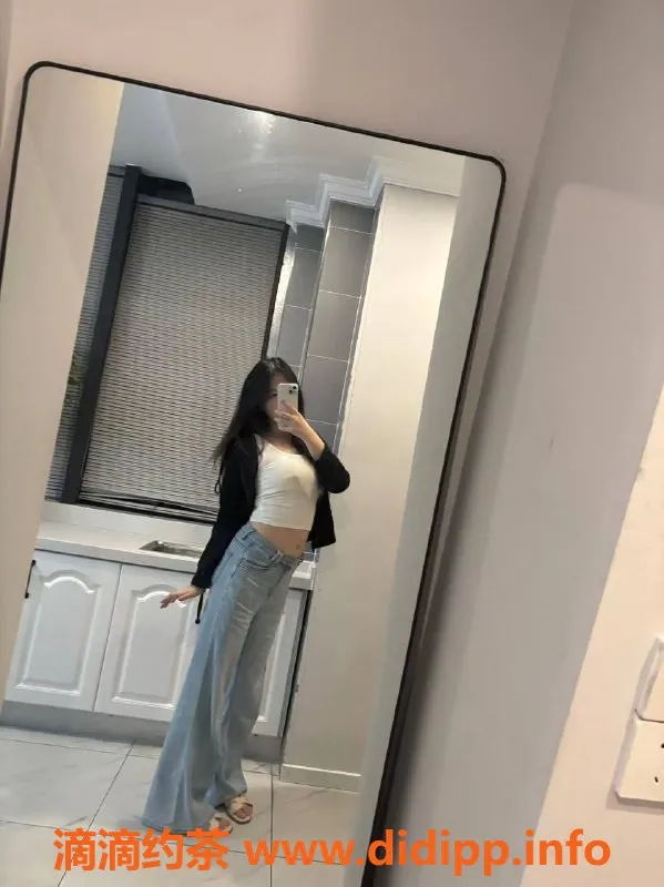 成都楼凤-天府三街小艺，168高108斤，热情服务6P