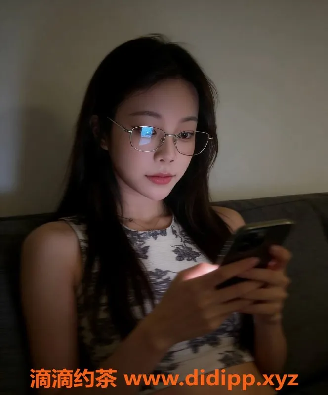 深圳楼凤资源信息,宝安七月，888元鸳鸯浴，69无套服务