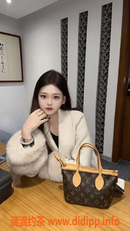 成都楼凤-成华区19岁小爱，170cm大长腿嫩妹，课时费6/10