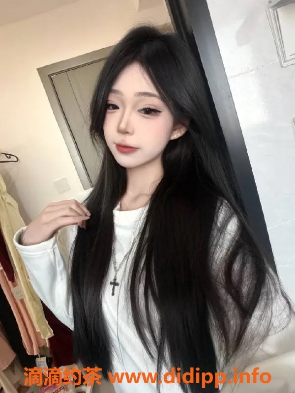 成都楼凤-成华区18岁川妹子，颜值高，身材苗条，强烈推荐！