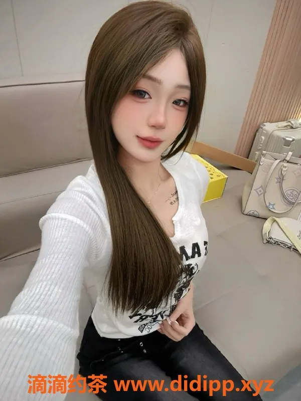 成都楼凤-成华区18岁川妹子，颜值高，身材苗条，强烈推荐！