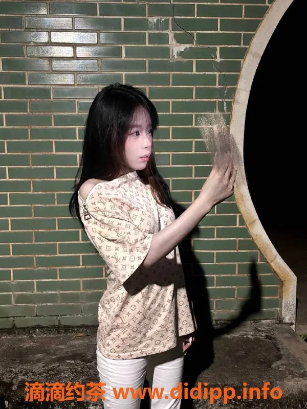 深圳楼凤-福田小敏，18岁160b，45kg嫩妹服务