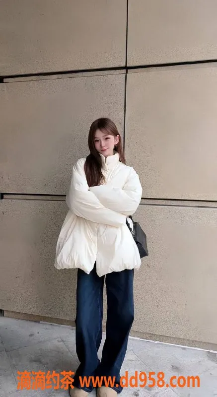 常州楼凤-常州玲玲，21岁168cm，胸围C，8起服务