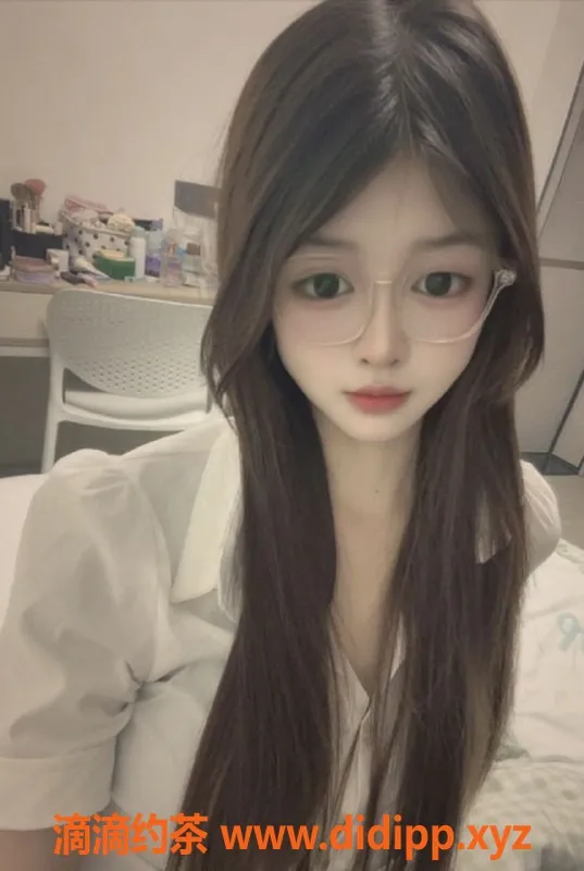 深圳上门服务-福田嫩妹小鹿，1500P上门服务，长腿制服诱惑！