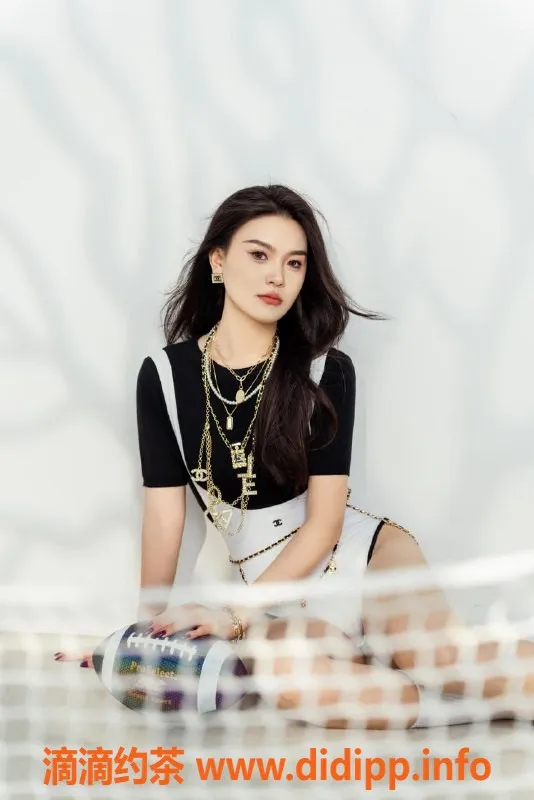 深圳楼凤-龙华高雅，174cm长腿，115斤蜜桃身材