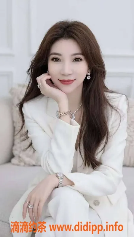 深圳楼凤-龙华安馨，29岁肤白娇娃，6400元不容错过！