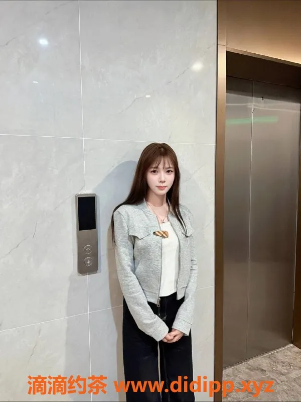 深圳楼凤-龙华嫩妹一只兔兔，制服丝袜绝佳体验