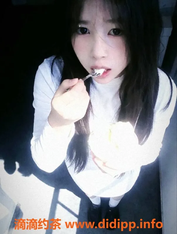 深圳楼凤-福田嫩妹小依，700元双向服务等你来体验！