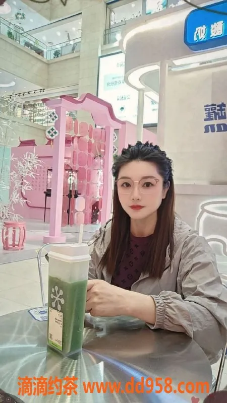 深圳楼凤-龙华御姐乐琪，700P起，制服魅力无限