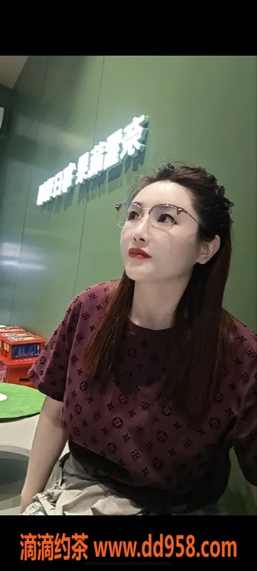 深圳楼凤-龙华御姐乐琪，700P起，制服魅力无限