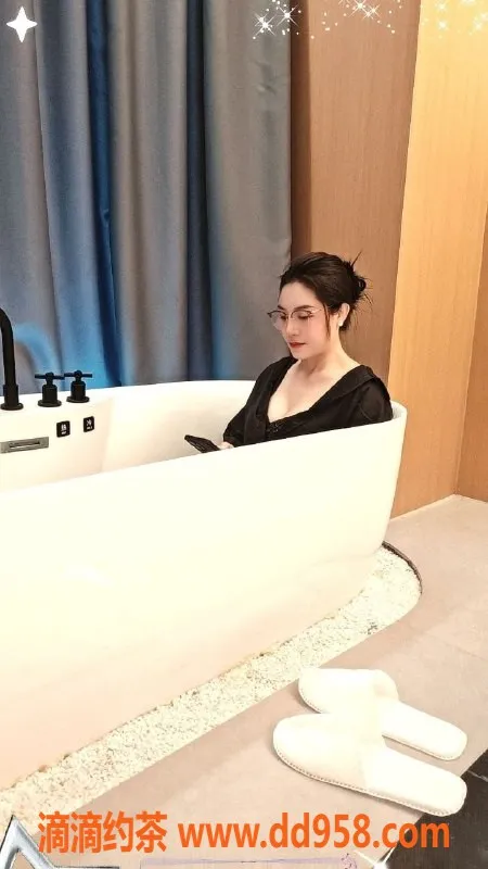 深圳楼凤资源信息,龙华御姐乐琪，700P起，制服魅力无限