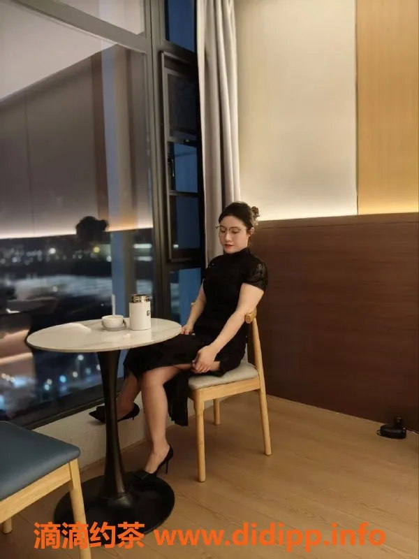 深圳楼凤-龙华御姐乐琪，700P起，制服魅力无限