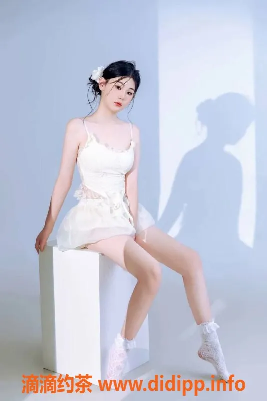 东莞楼凤-初语，18岁175cm，金色诱惑，600元体验