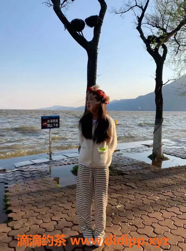 成都楼凤-小婷 市中心嫩妹 160高 90斤 A罩杯冷艳服务