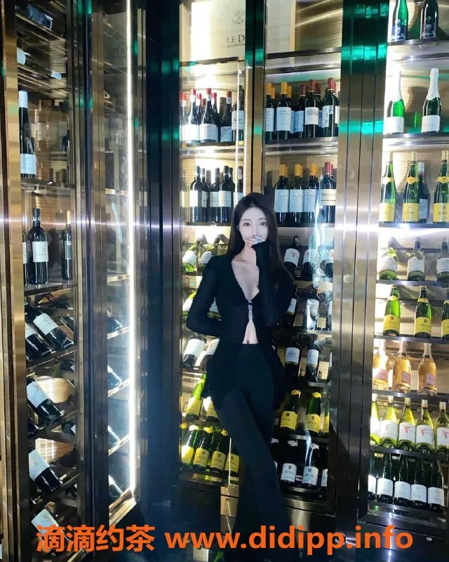 上海楼凤-上海小六六，22岁，168cm天然C，94斤甜美大长腿